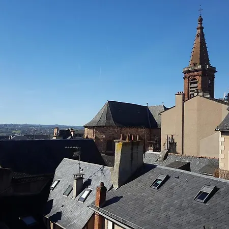La Maison Bleue, Un Emplacement De Choix A *