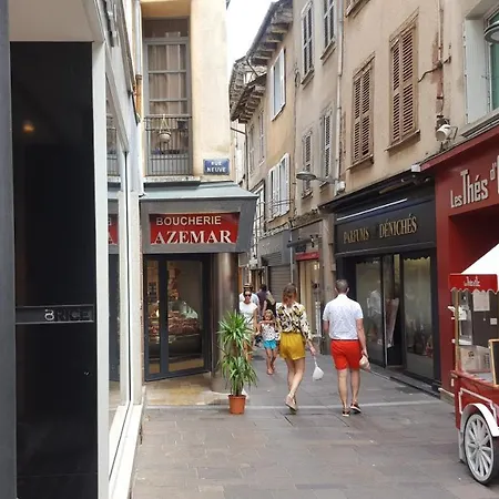 La Maison Bleue, Un Emplacement De Choix A *