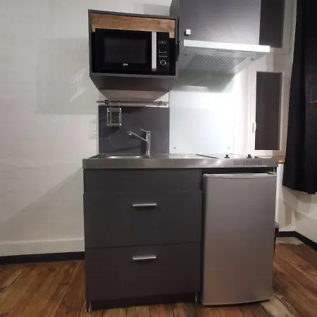 La Maison Bleue, Un Emplacement De Choix A *