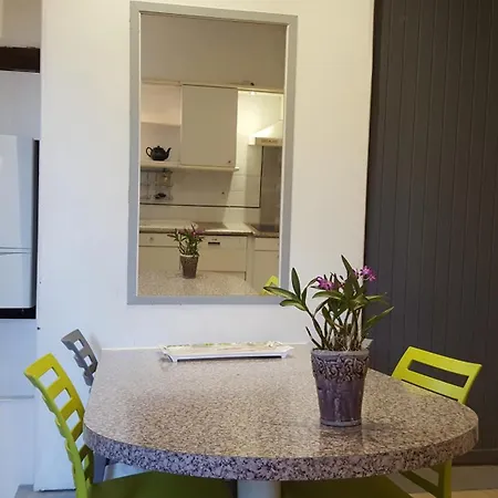 La Maison Bleue, Un Emplacement De Choix A *