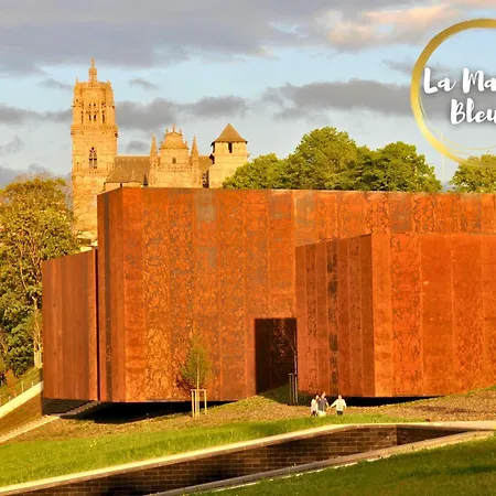 La Maison Bleue, Un Emplacement De Choix A