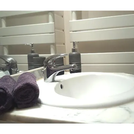 La Maison Bleue, Un Emplacement De Choix A *