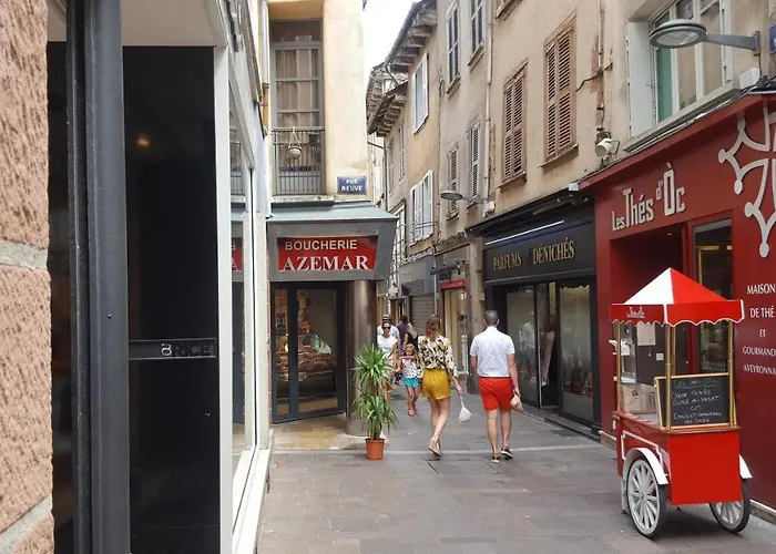 La Maison Bleue, Un Emplacement De Choix A *