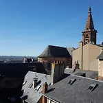 La Maison Bleue, Un Emplacement De Choix A *