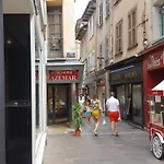 La Maison Bleue, Un Emplacement De Choix A *