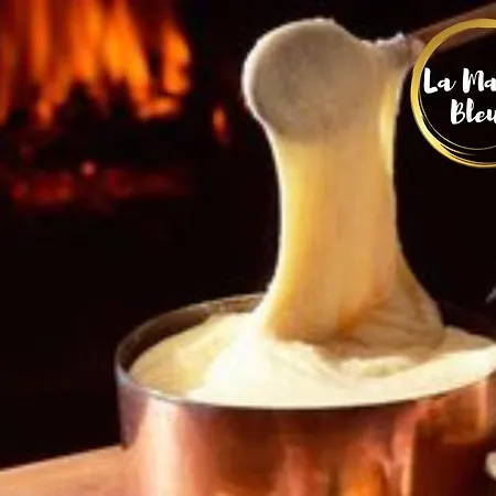 La Maison Bleue, Un Emplacement De Choix A *