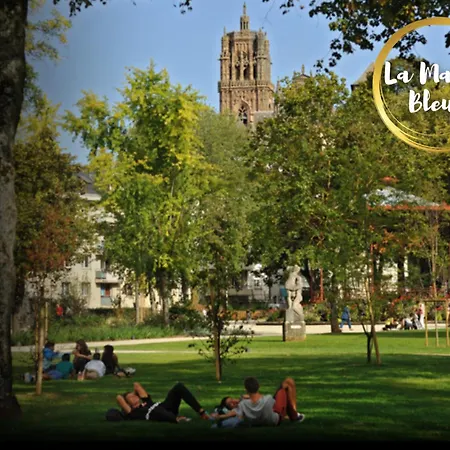 La Maison Bleue, Un Emplacement De Choix A *