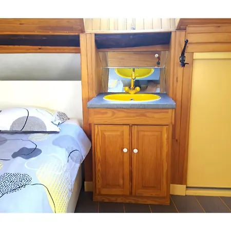 La Maison Bleue, Un Emplacement De Choix A *