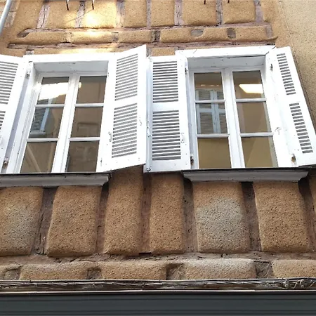 La Maison Bleue, Un Emplacement De Choix A *